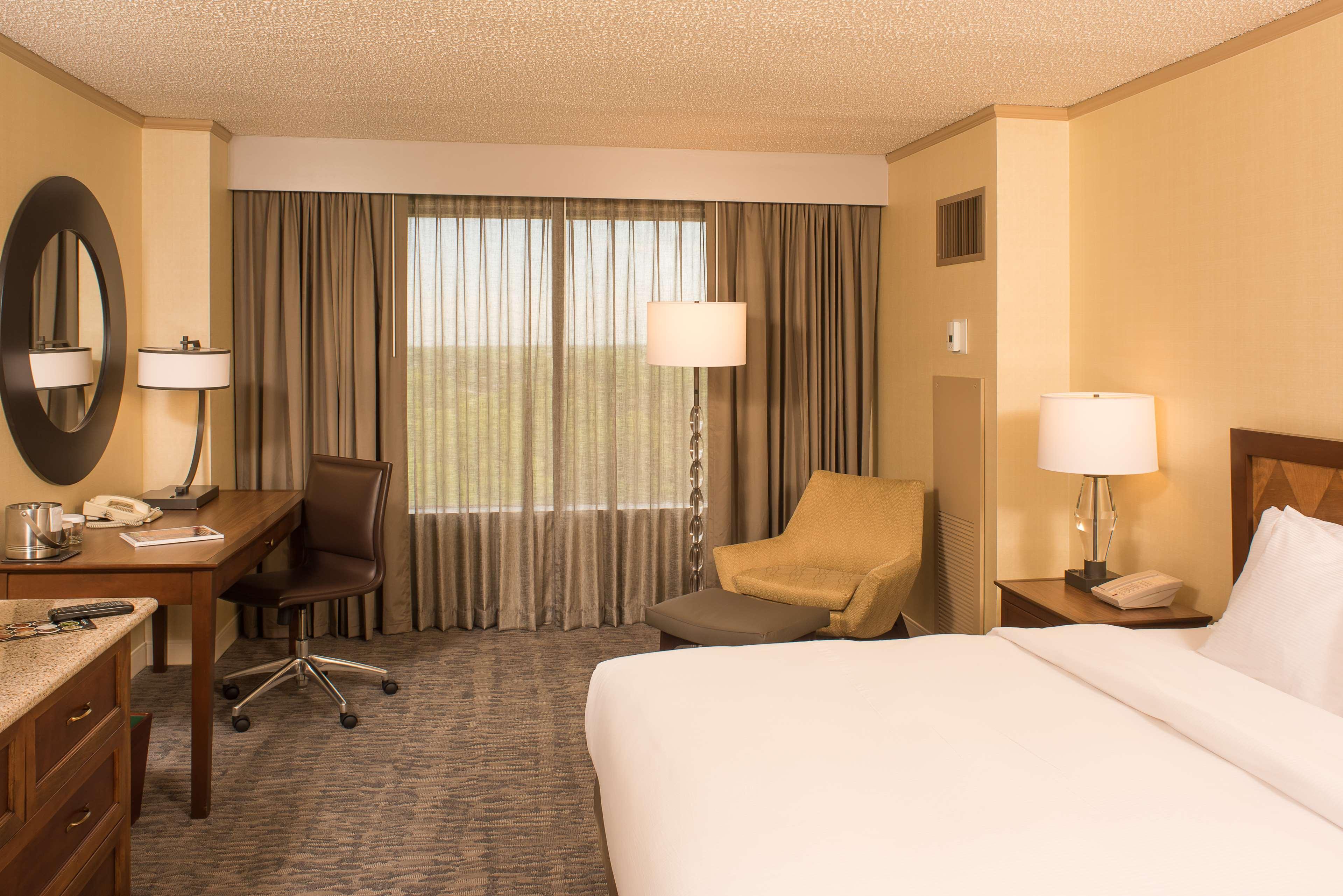 Doubletree By Hilton Tulsa At Warren Place Eksteriør bilde