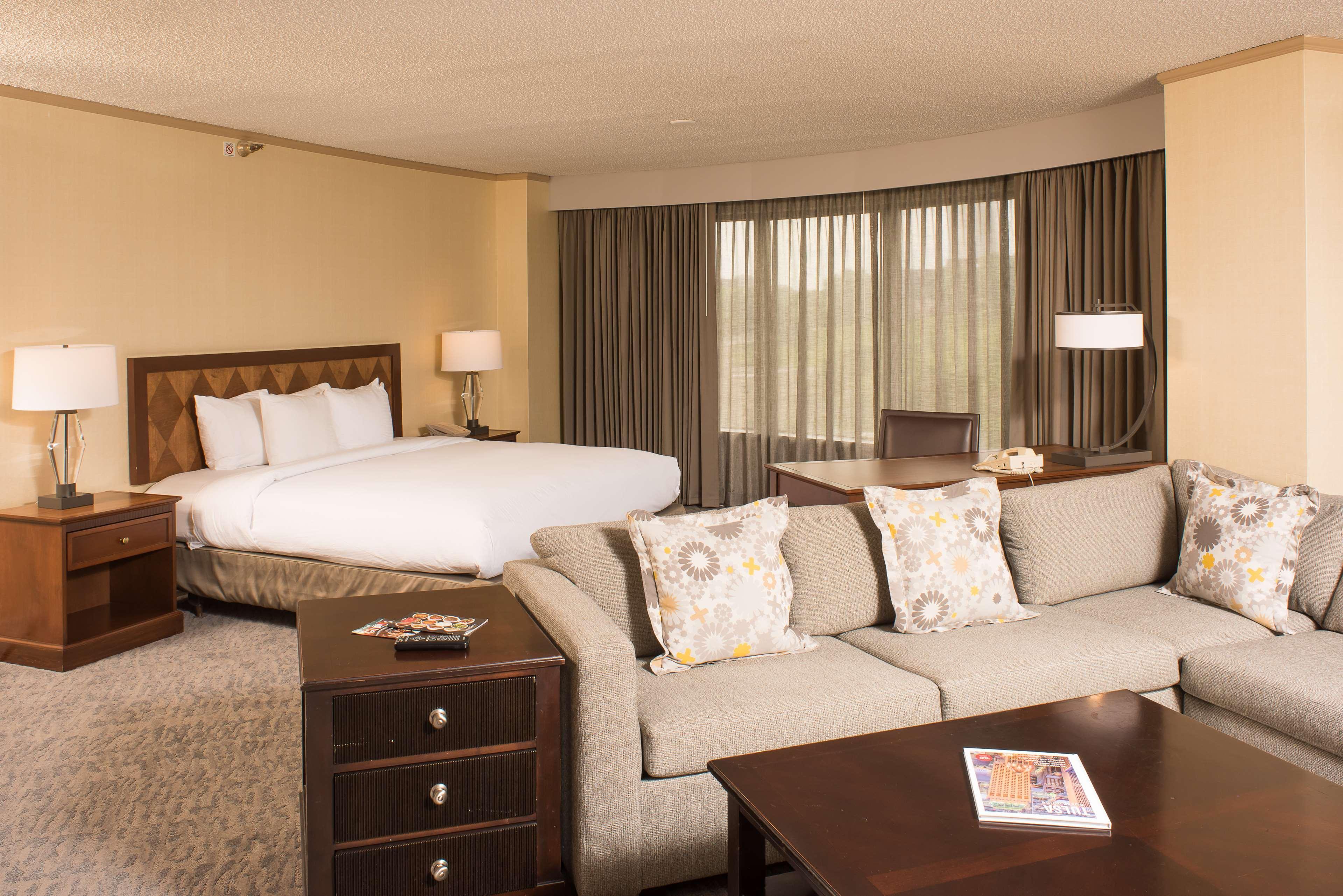 Doubletree By Hilton Tulsa At Warren Place Eksteriør bilde