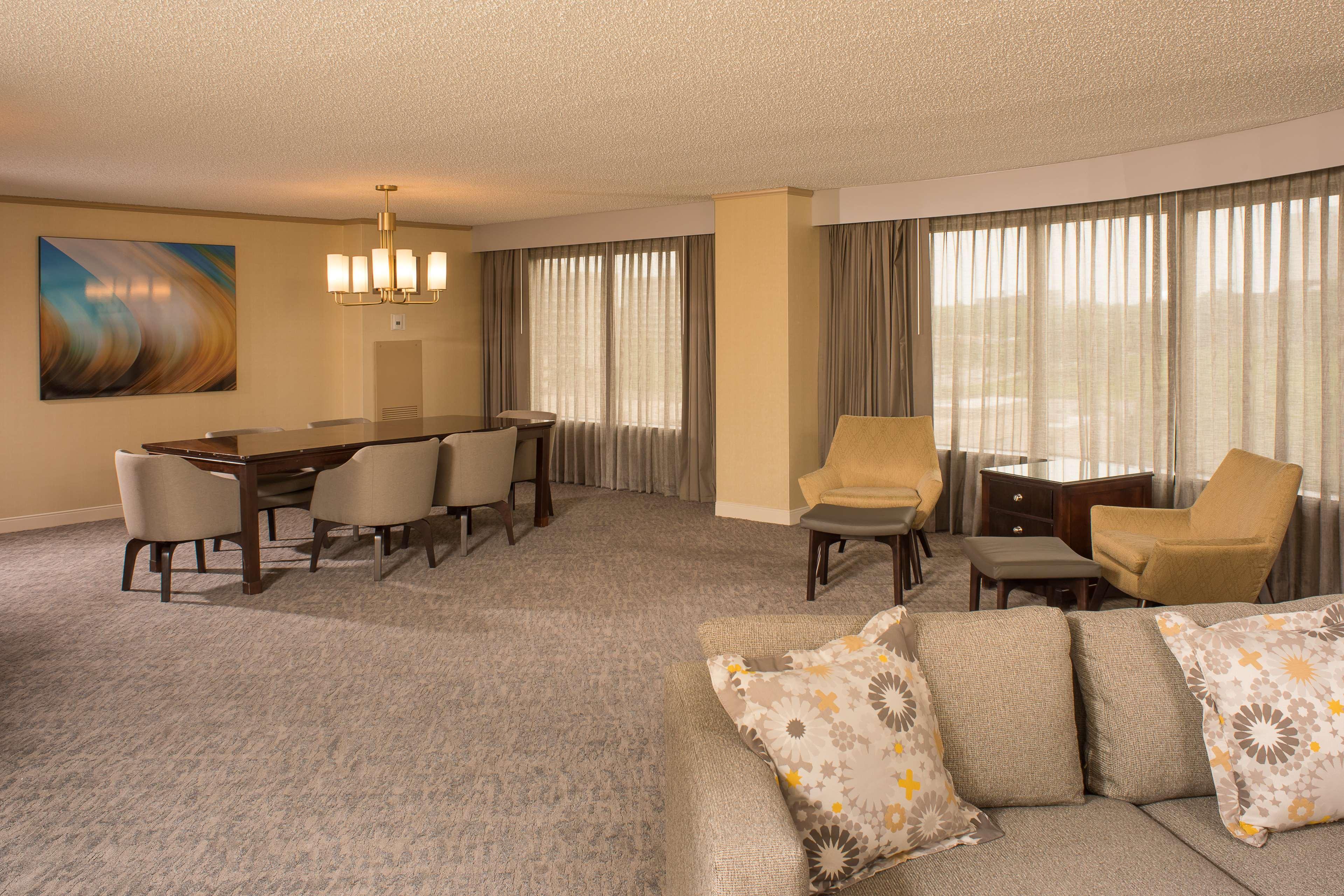 Doubletree By Hilton Tulsa At Warren Place Eksteriør bilde