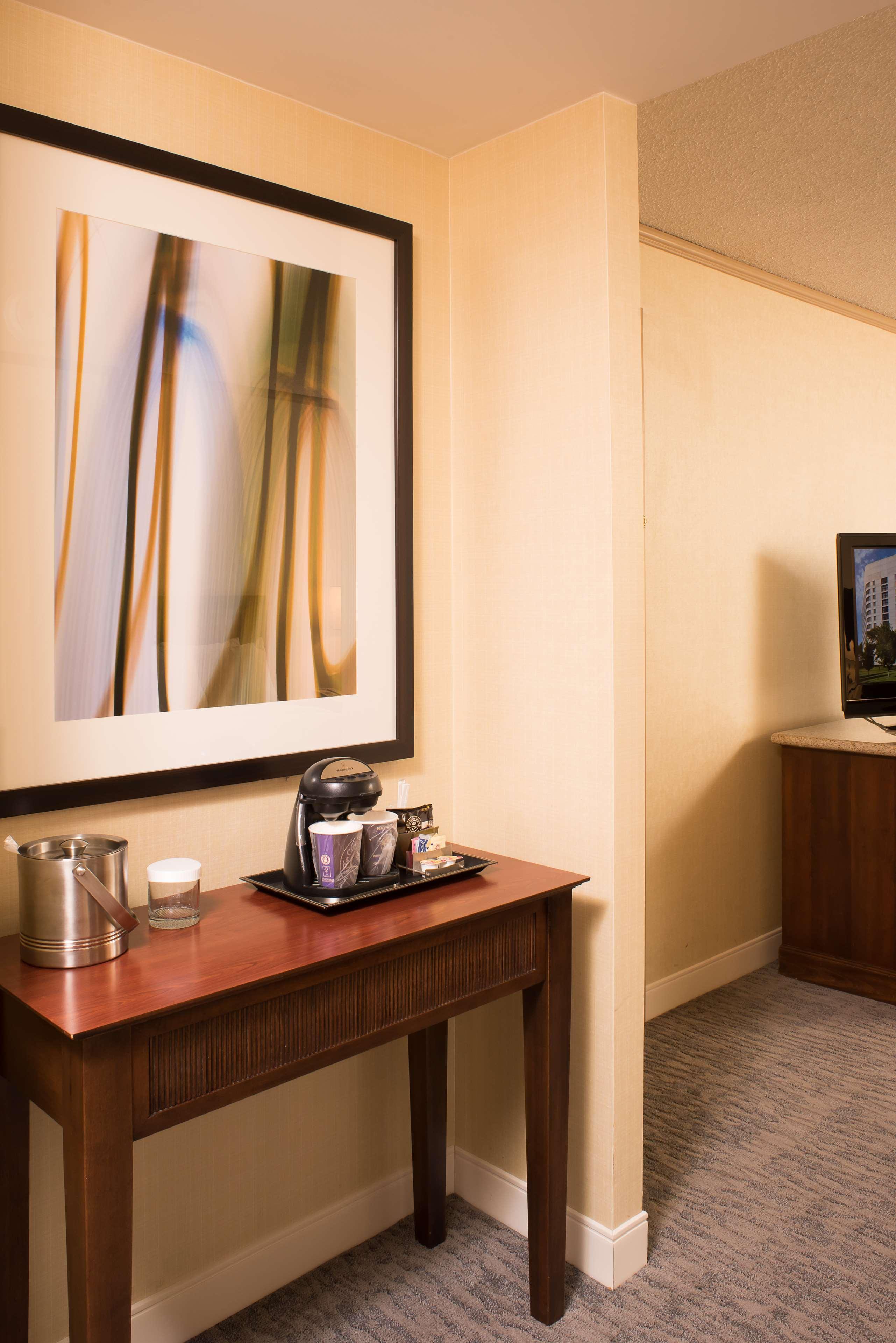 Doubletree By Hilton Tulsa At Warren Place Eksteriør bilde