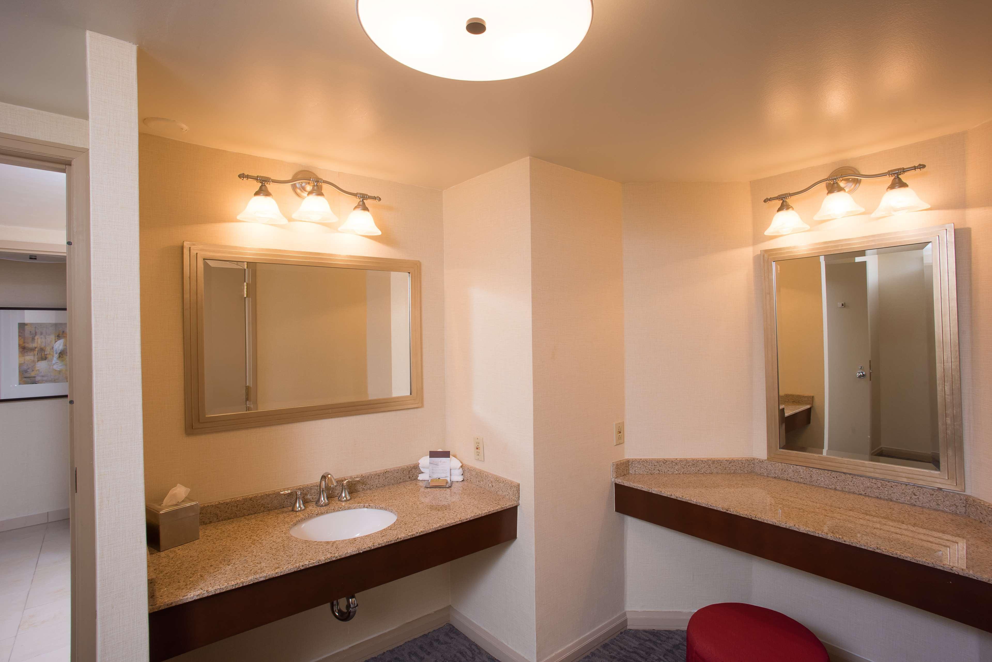 Doubletree By Hilton Tulsa At Warren Place Eksteriør bilde