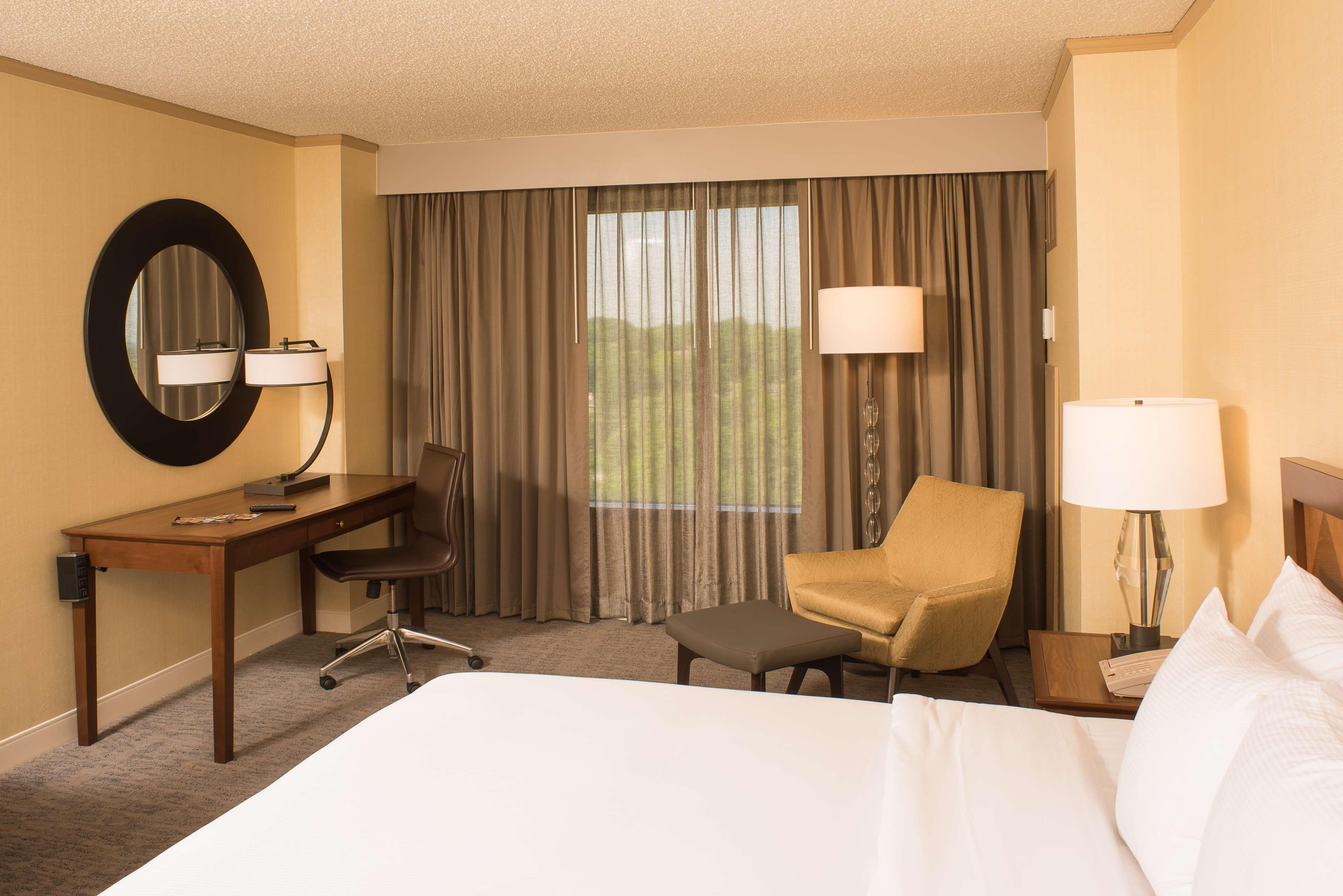 Doubletree By Hilton Tulsa At Warren Place Eksteriør bilde