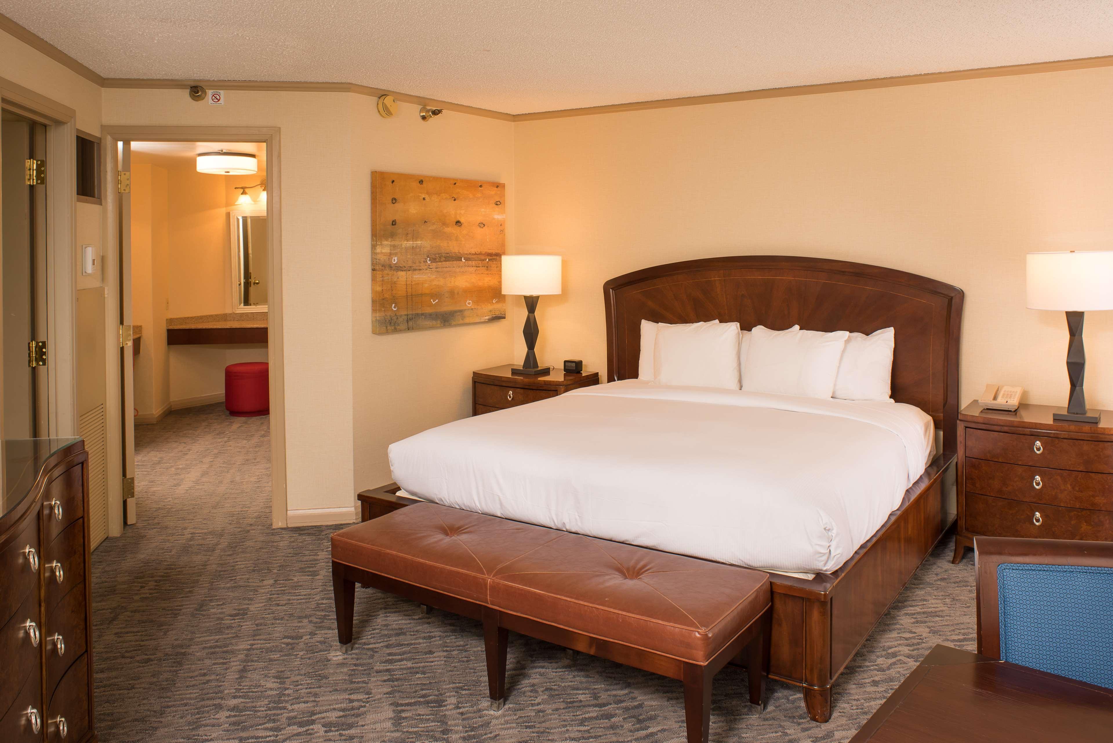 Doubletree By Hilton Tulsa At Warren Place Eksteriør bilde
