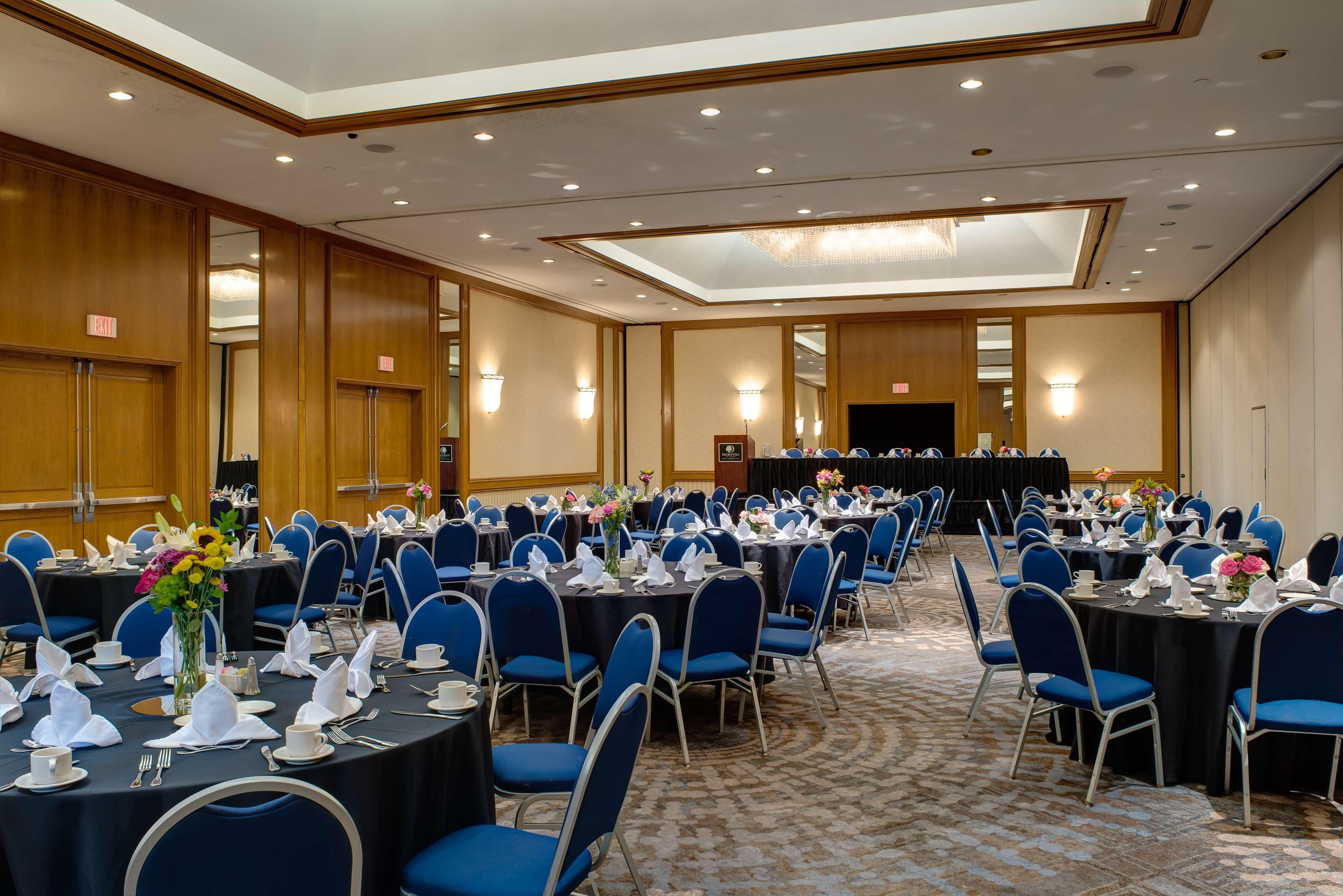 Doubletree By Hilton Tulsa At Warren Place Eksteriør bilde
