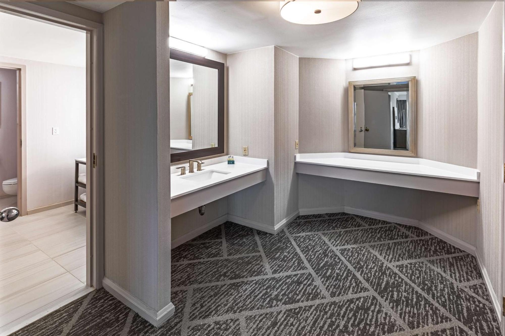 Doubletree By Hilton Tulsa At Warren Place Eksteriør bilde