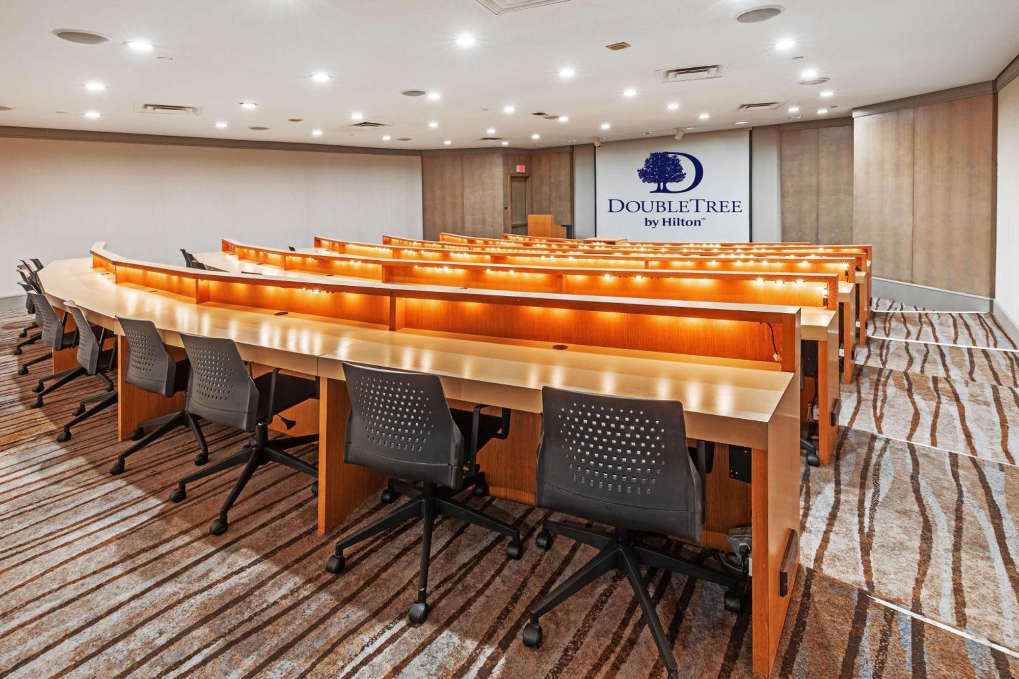 Doubletree By Hilton Tulsa At Warren Place Eksteriør bilde